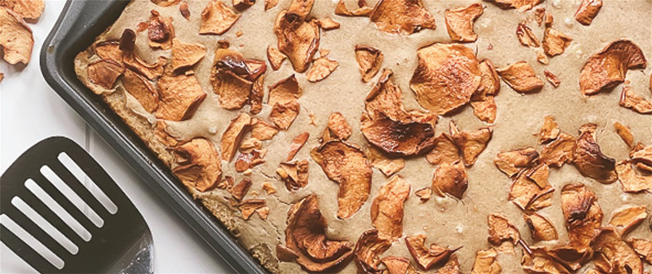 sheet pan pancake with apple chips